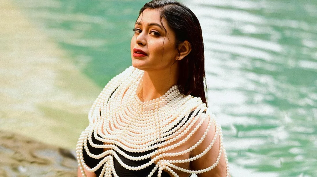 ভেজা গায়ে উষ্ণতা ছড়ালেন ঋতাভরী