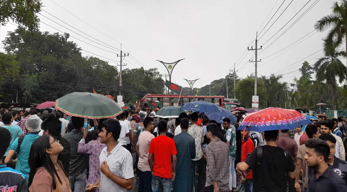 রাবিতে বৃষ্টি উপেক্ষা করে কোটা বিরোধী আন্দোলন, ঢাকা-রাজশাহী মহাসড়ক অবরোধ