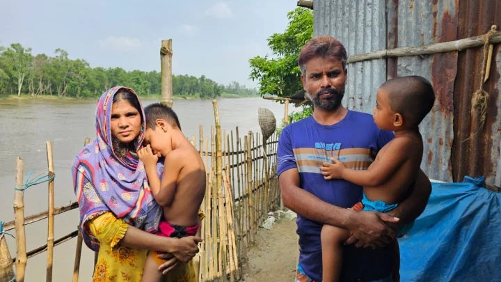 নদী থেকে দেড় হাত দূরে বসতঘরের দেয়াল