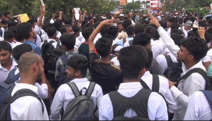চাঁপাইনবাবগঞ্জে সেতু বন্ধ করে শিক্ষার্থীদের সমাবেশ, বিপাকে জনসাধারণ
