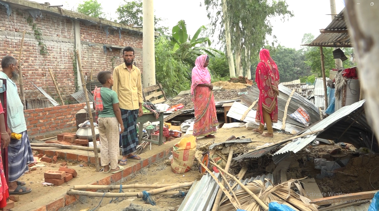 নওগাঁর দুই পরিবার খোলা আকাশের নিচে