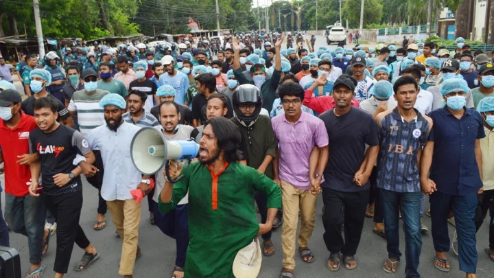 মহাসড়ক অবরোধ করে রাবি শিক্ষার্থীদের বিক্ষোভ