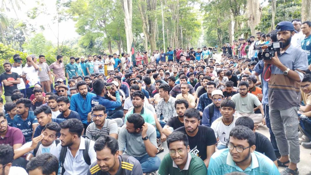 প্রধানমন্ত্রীর মন্তব্যের প্রতিবাদে রাবিতে বিক্ষোভ