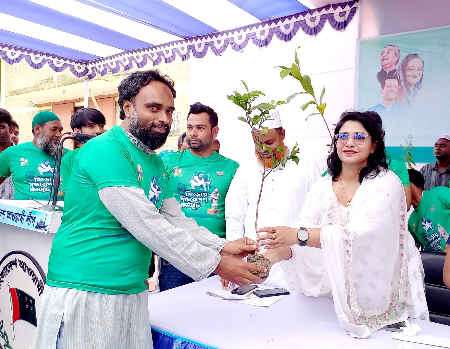 সিংড়ায় ১ লক্ষ গাছের চারা বিতরণ 