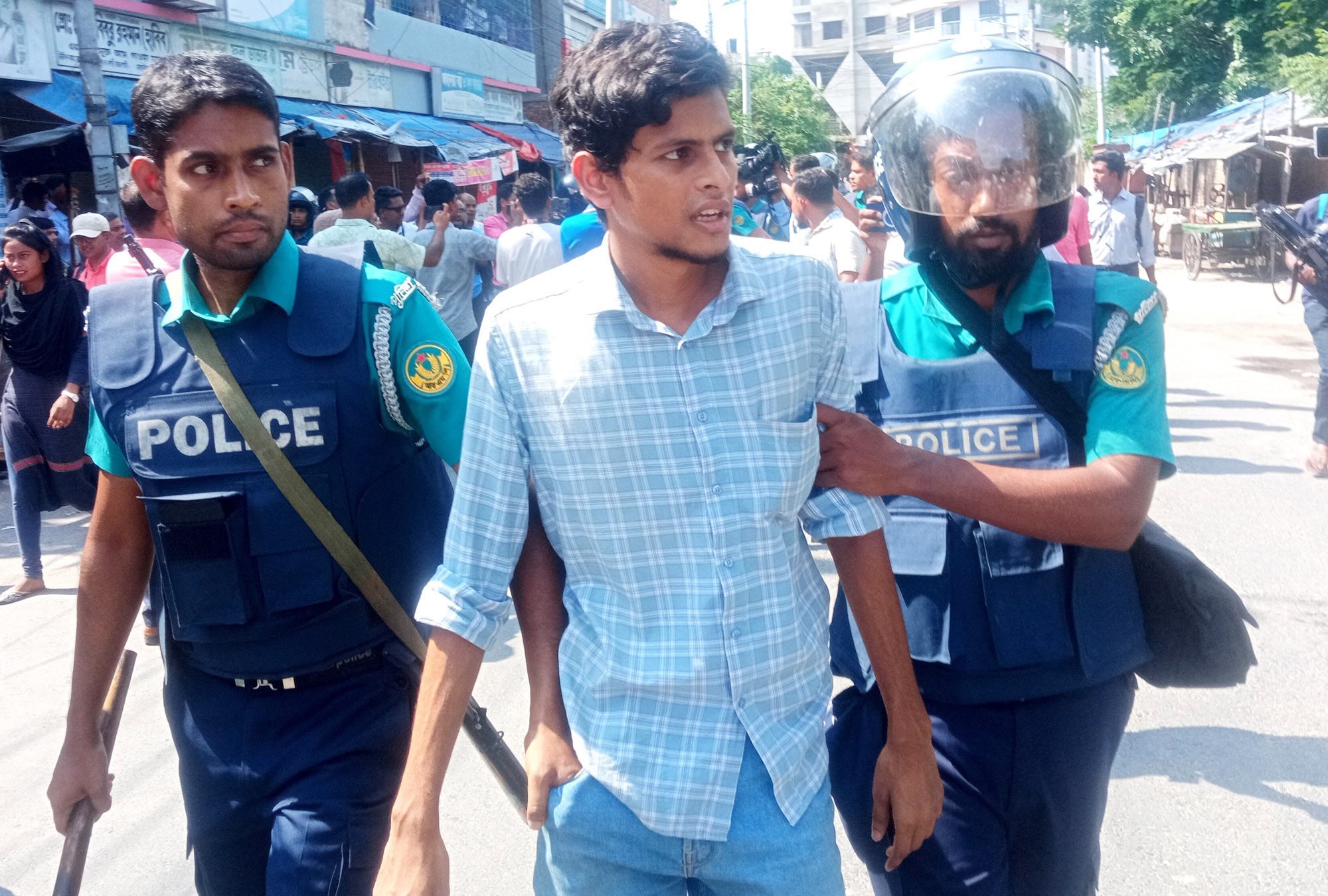 রাজশাহীতে পুলিশের গাড়িতে দুর্বৃত্তের হামলা, আটক ১৫