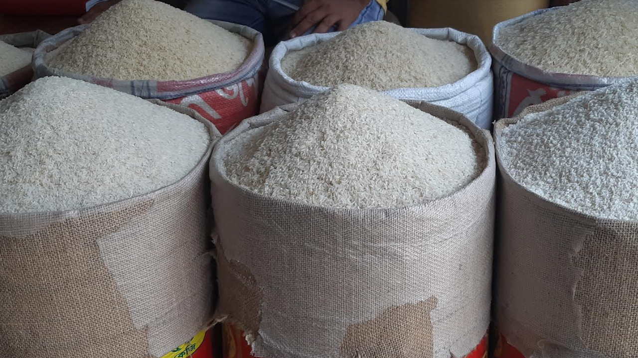 নওগাঁর মোকামে বেড়েছে সরু চালের দাম