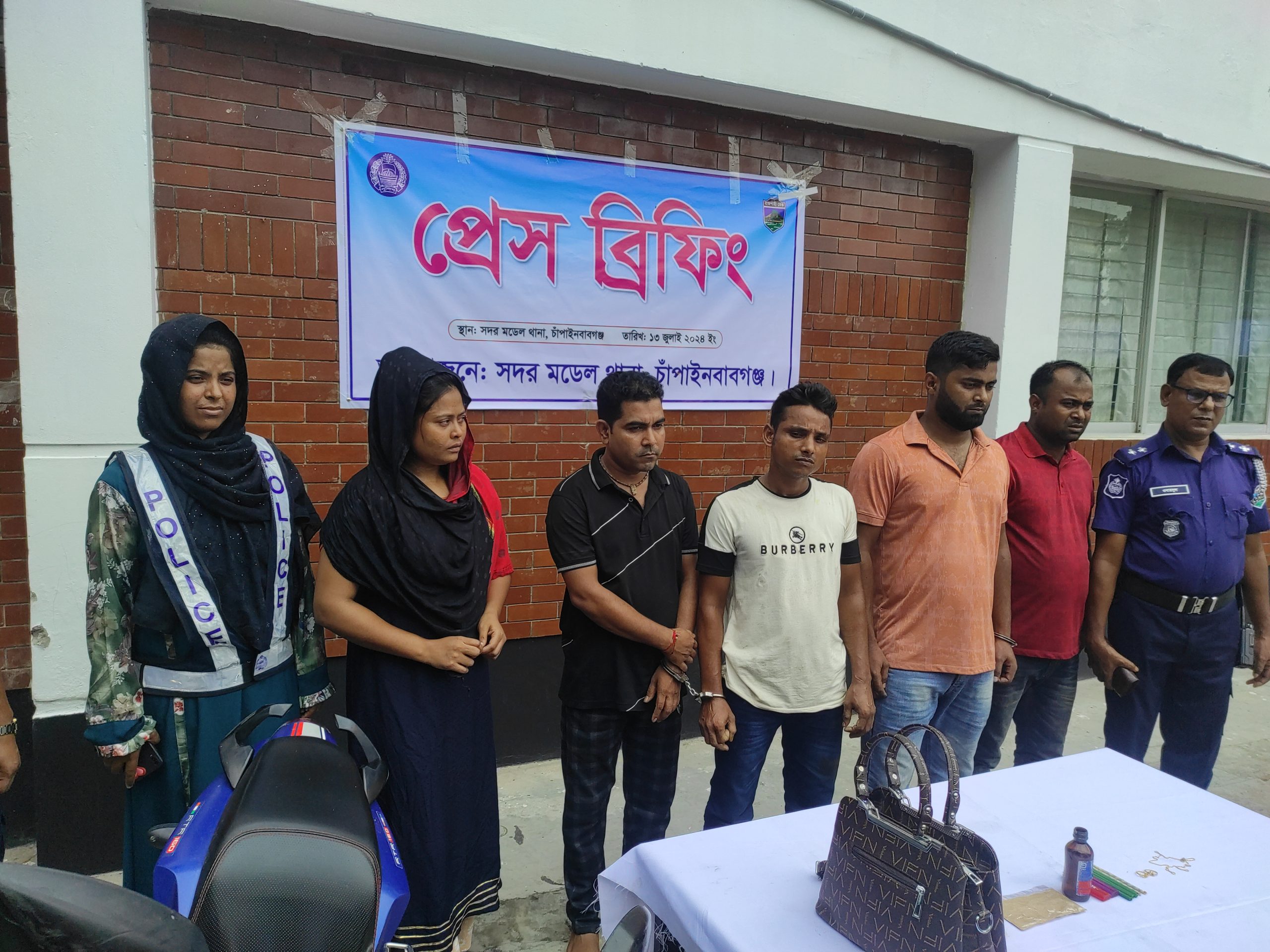 চাঁপাইনবাবগঞ্জে গৃহবধূকে কুপিয়ে নগদ অর্থ ও স্বর্ণালংকার চুরি, গ্রেফতার ৫