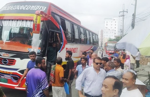 কারফিউ শিথিলে আটকে পড়া মানুষ গন্তব্যে ফিরছেন