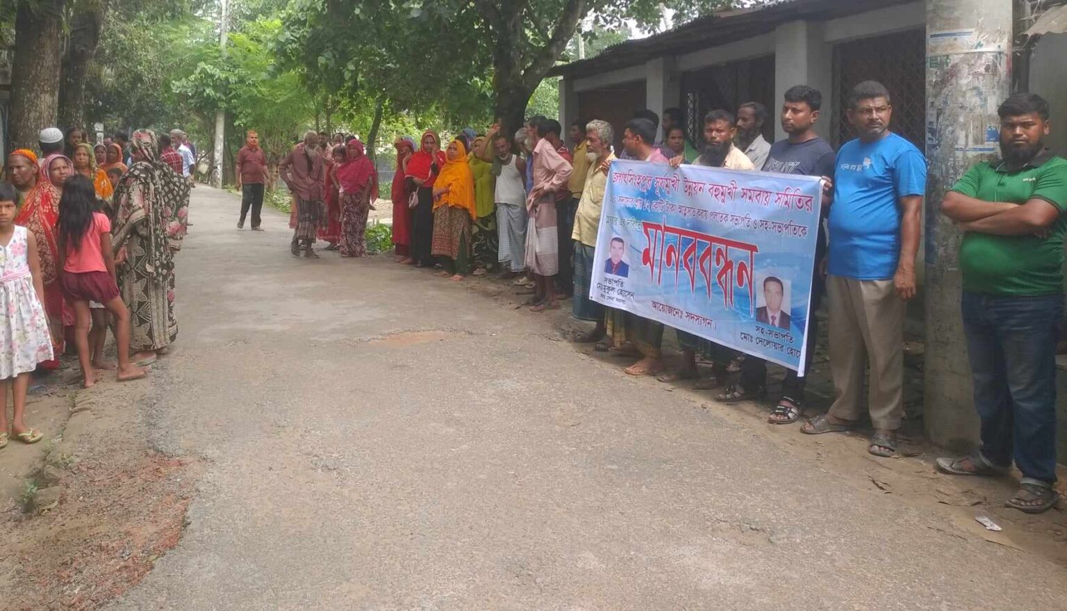 নওগাঁয় ৩৫ কোটি টাকা ফেরত পেতে কৃষকদের মানববন্ধন