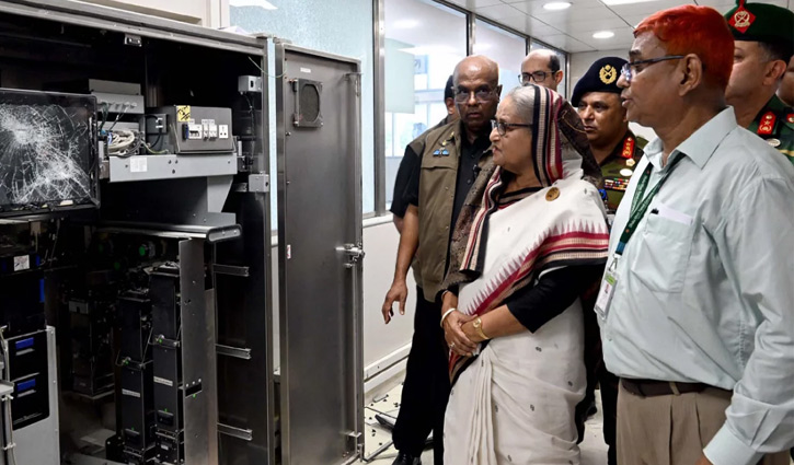 ক্ষতিগ্রস্ত মেট্রোরেল স্টেশন দেখে আবেগাপ্লুত প্রধানমন্ত্রী