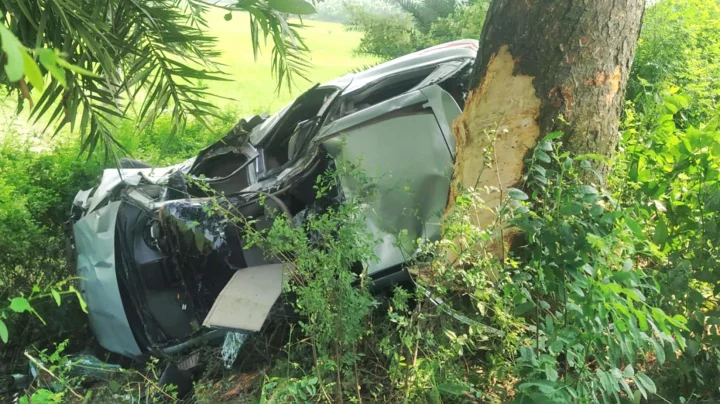 নিয়ন্ত্রণ হারিয়ে গাছের সঙ্গে প্রাইভেট কারের ধাক্কা, নিহত ১