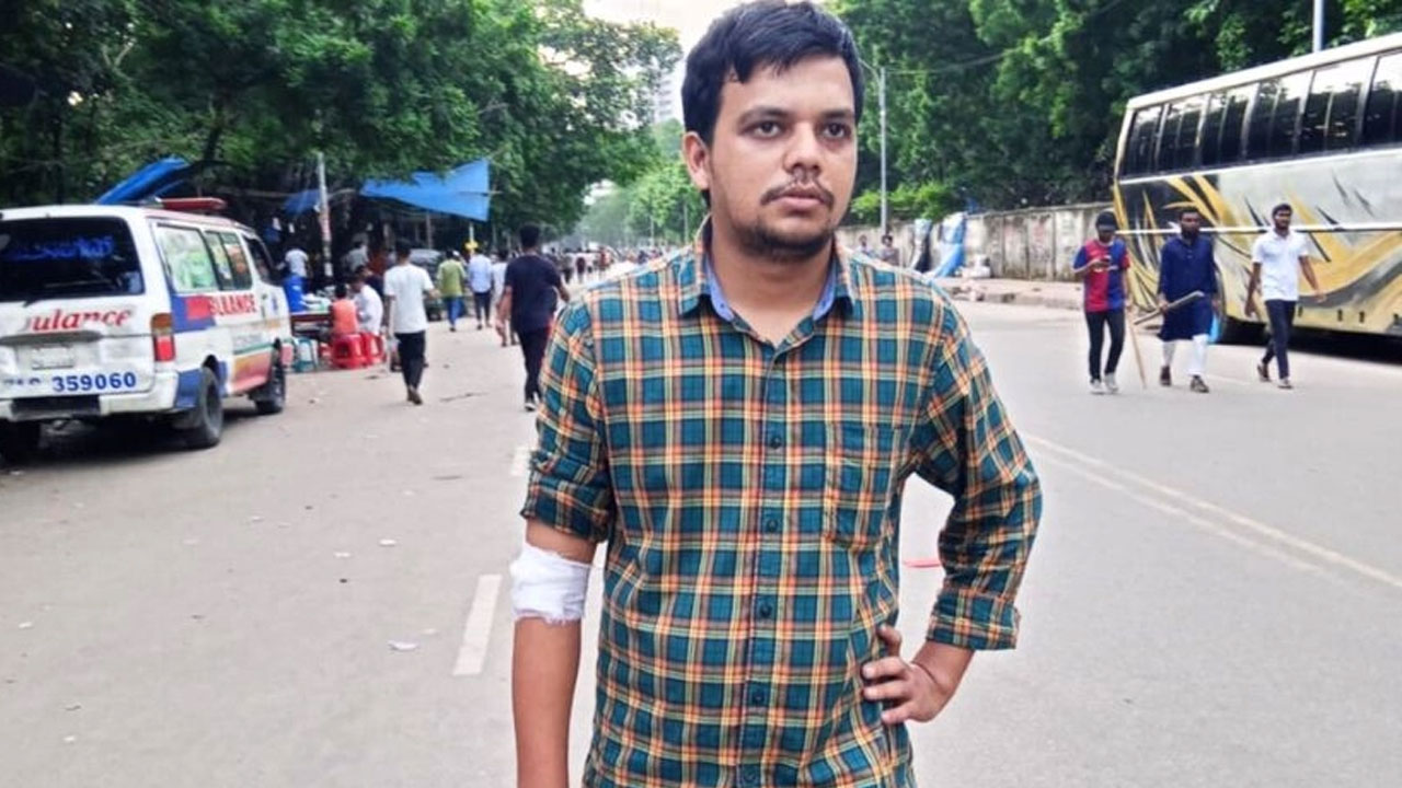 শিক্ষকদের বাঁচাতে গিয়ে আহত ঢাবি সাংবাদিক