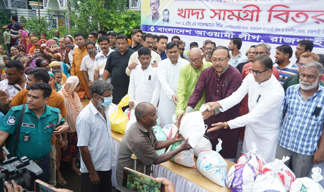 রাজশাহী নগরীর আরও ৭০০ নিম্ন আয়ের মানুষ পেলেন খাদ্য সামগ্রী