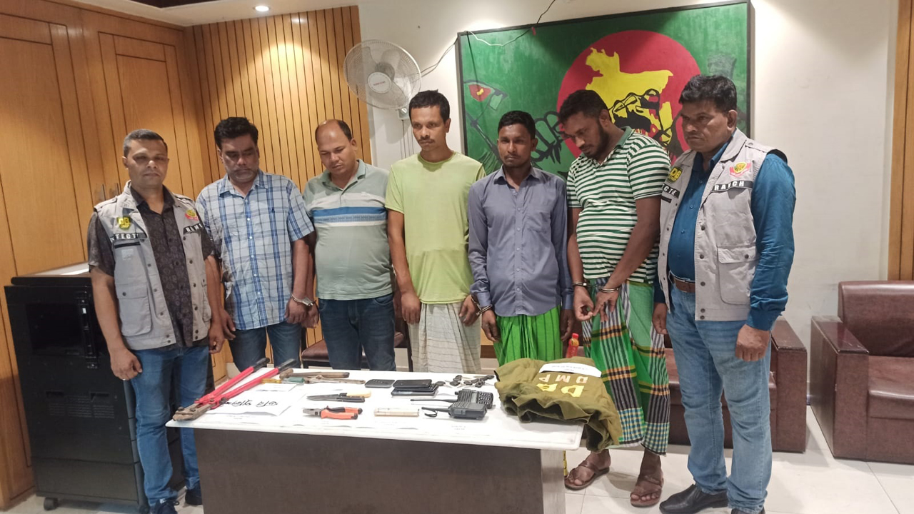 পুলিশ সেজে পণ্যবাহী গাড়িতে ডাকাতি করত তারা
