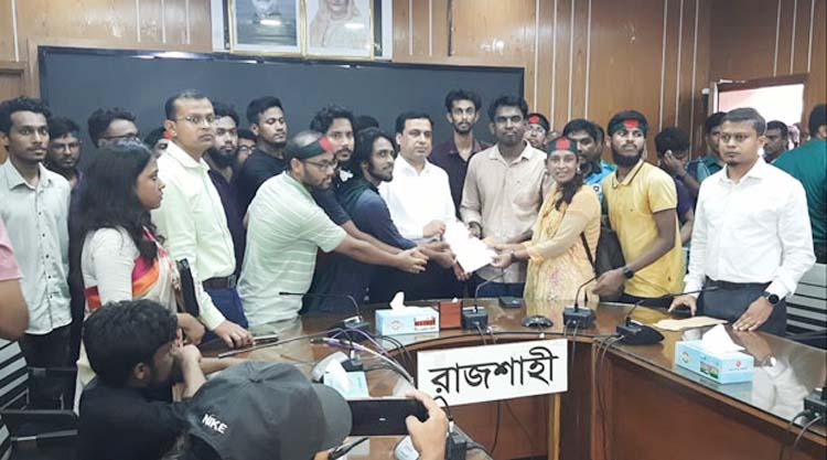 কোটা সংস্কারের দাবিতে রাবি শিক্ষার্থীদের পদযাত্রা ও স্মারকলিপি প্রদান
