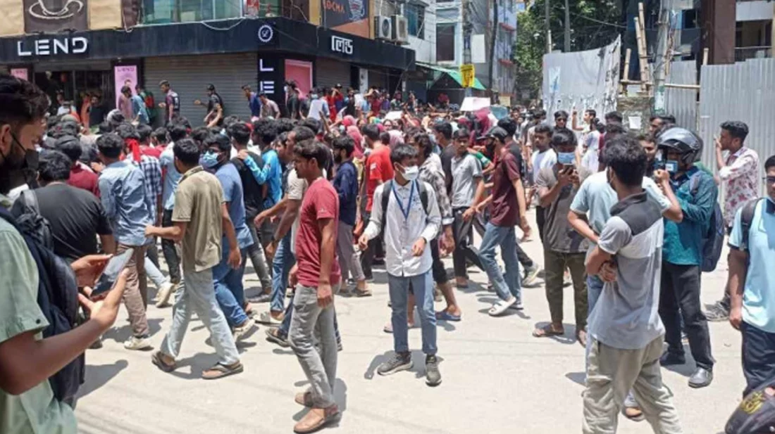 পুলিশের বাধা উপেক্ষা করে বগুড়ায় আন্দোলনকারীদের বিক্ষোভ