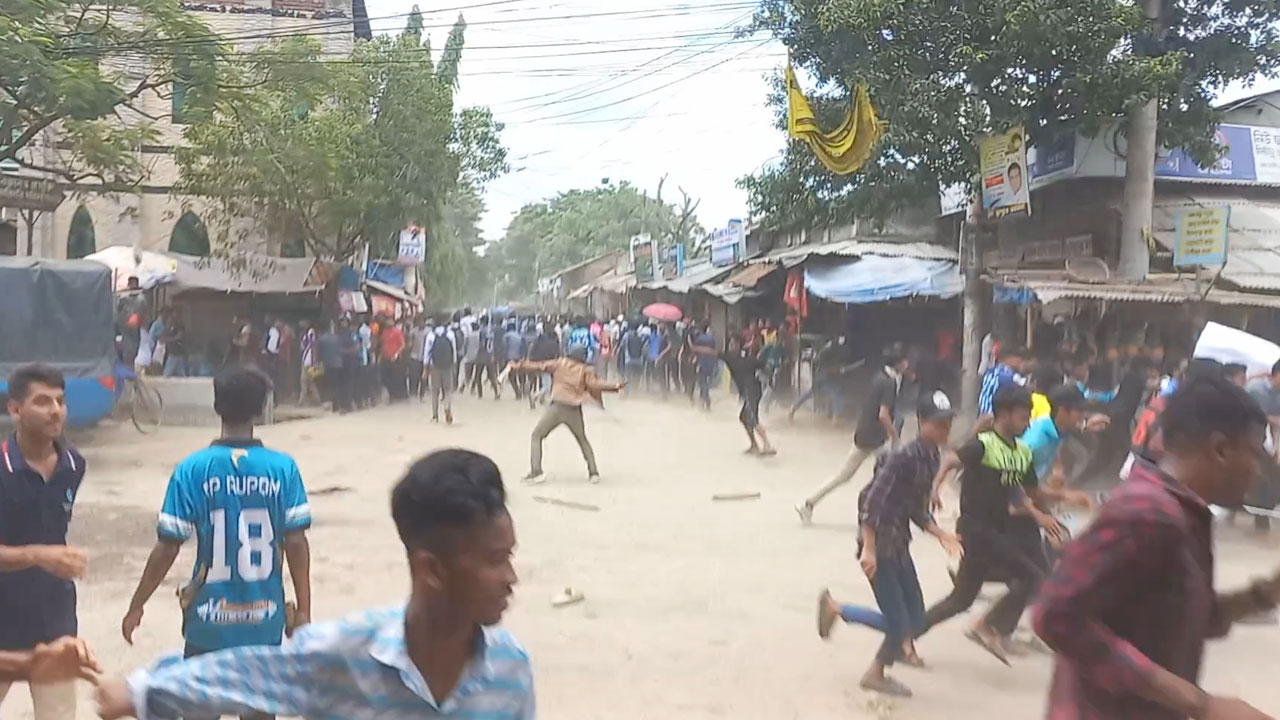 জয়পুরহাটে পুলিশের সঙ্গে শিক্ষার্থীদের পাল্টাপাল্টি ধাওয়া, আহত ১৭