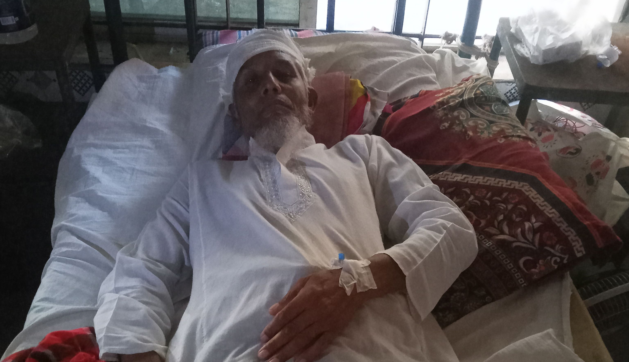 পুঠিয়ায় পূর্ব শত্রুতার জেরে মসজিদের ইমামকে কুপিয়ে হত্যার চেষ্টা