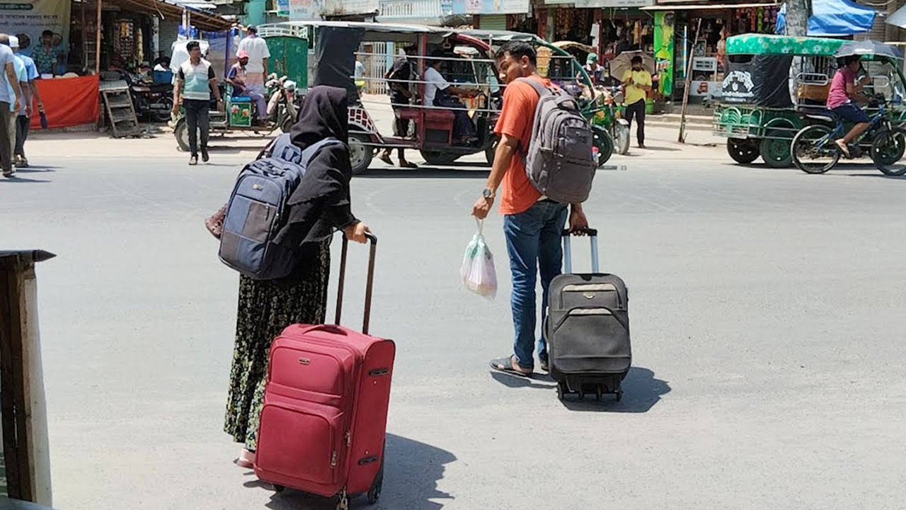 শতভাগ হল ছেড়েছেন রাবি শিক্ষার্থীরা