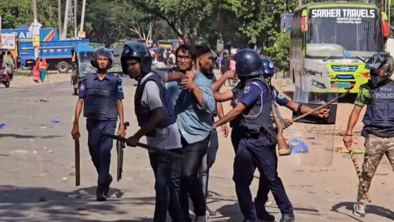 পাবনায় শিক্ষার্থীদের সঙ্গে পুলিশের সংঘর্ষ, রাবার বুলেট নিক্ষেপ