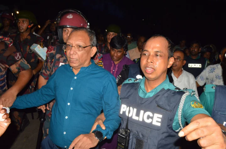 অবরুদ্ধ রাবি উপাচার্যকে উদ্ধার করল পুলিশ-র‍্যাব-বিজিবি