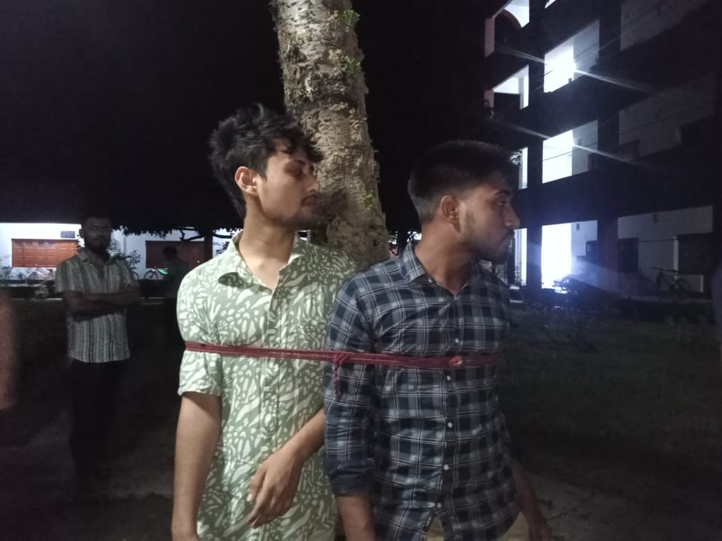 অস্ত্রভর্তি ট্রাংক সরানোর অভিযোগে ধরা রাবির দুই ছাত্রলীগ কর্মীকে পুলিশে সোপর্দ