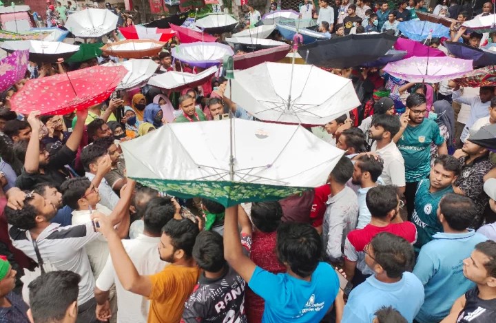 ‘ছাতা উল্টো করে ধরে’ রাস্তায় শিক্ষার্থীরা