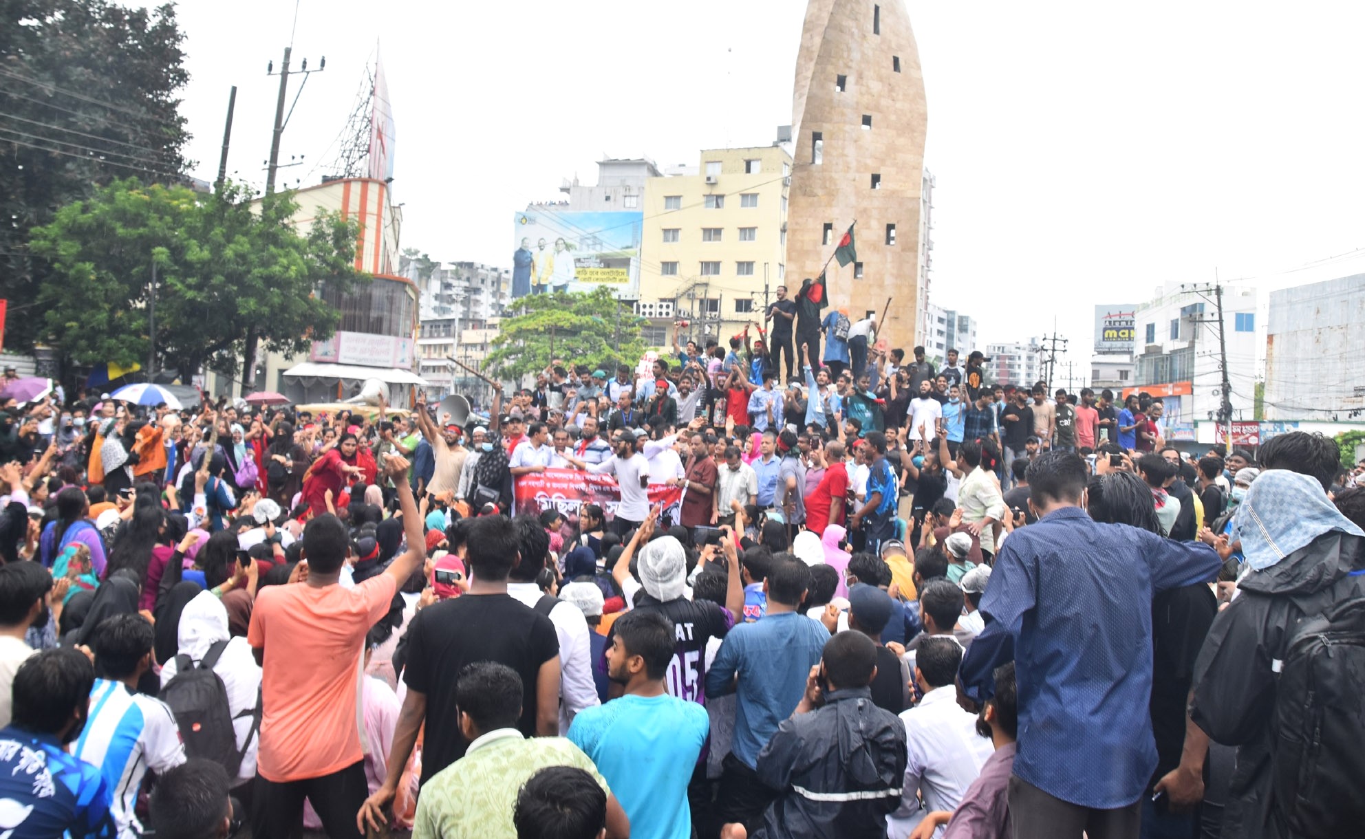নগরীর রাজপথে শিক্ষার্থীদের তাণ্ডব