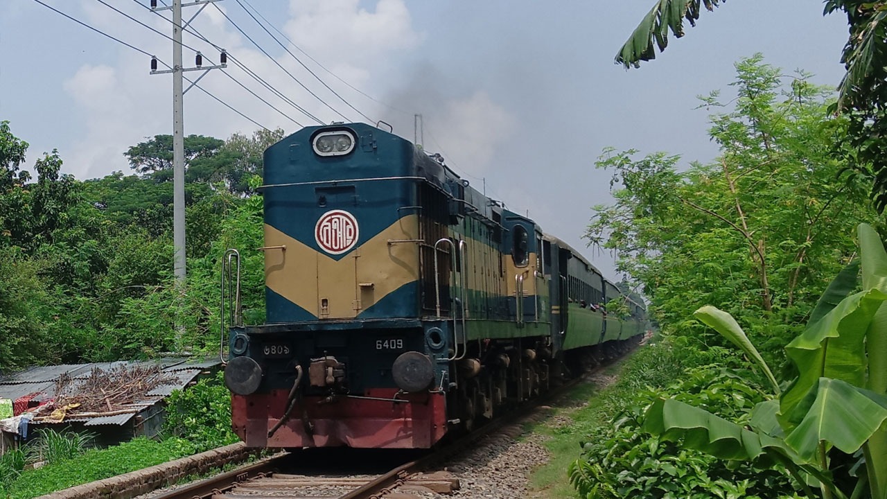 রাজশাহী থেকে ১২ দিন পর দুটি ট্রেন চলাচল শুরু