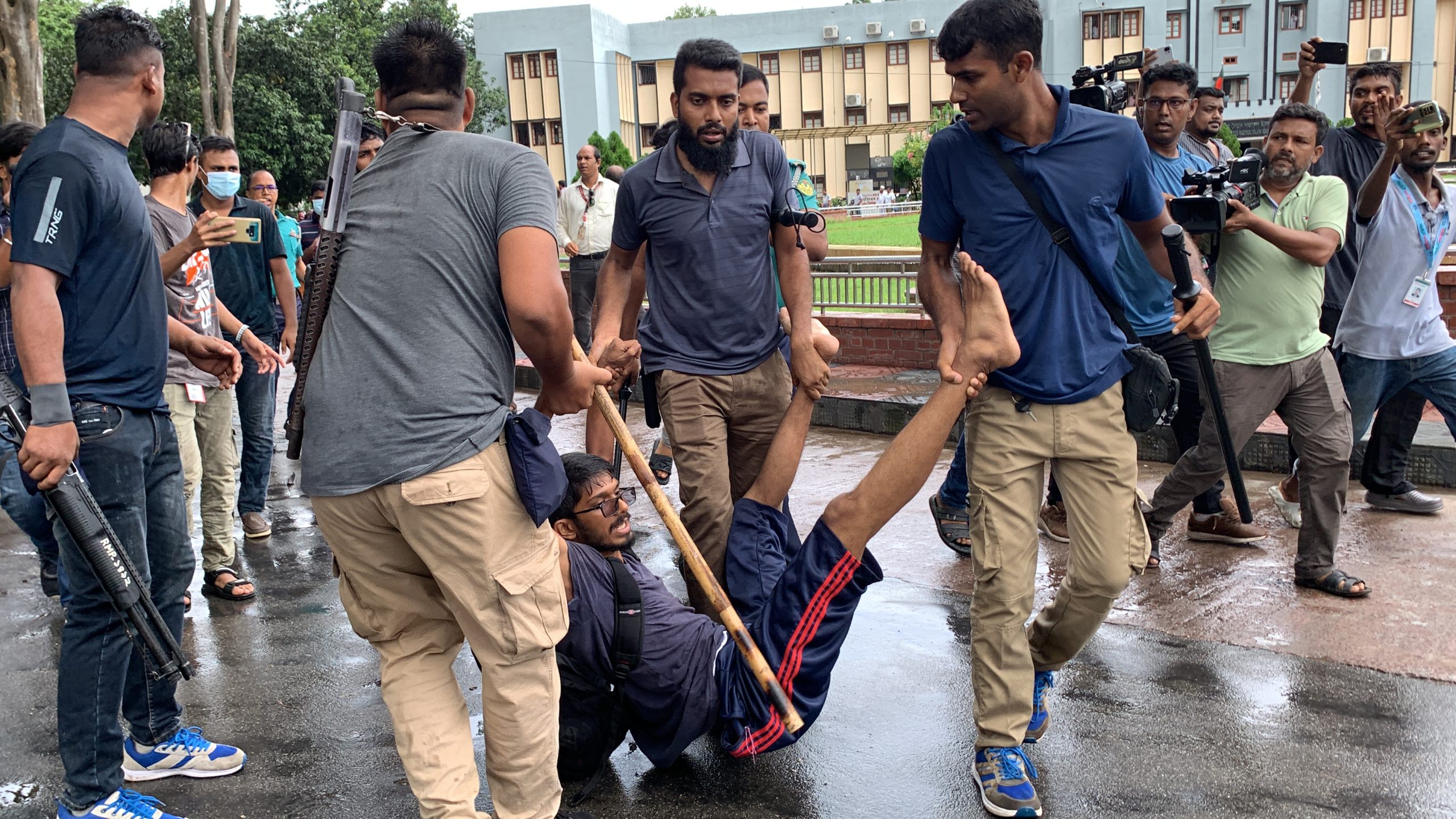 রাবি শিক্ষার্থীদের আটকের চেষ্টা, ছাড়িয়ে নিলেন শিক্ষকরা