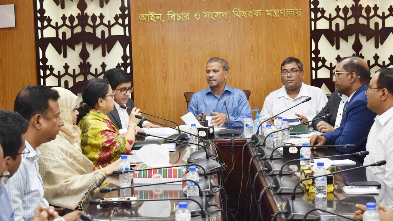 ১৬৪৩০ নম্বরে কল করে পাওয়া যাবে আইনি সহায়তা