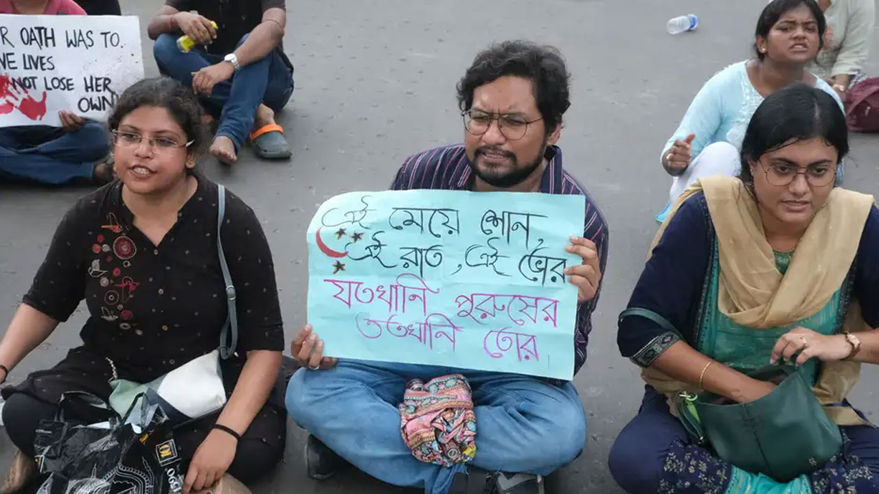 পশ্চিমবঙ্গে জুনিয়র ডাক্তারদের কর্মবিরতি উঠছে না