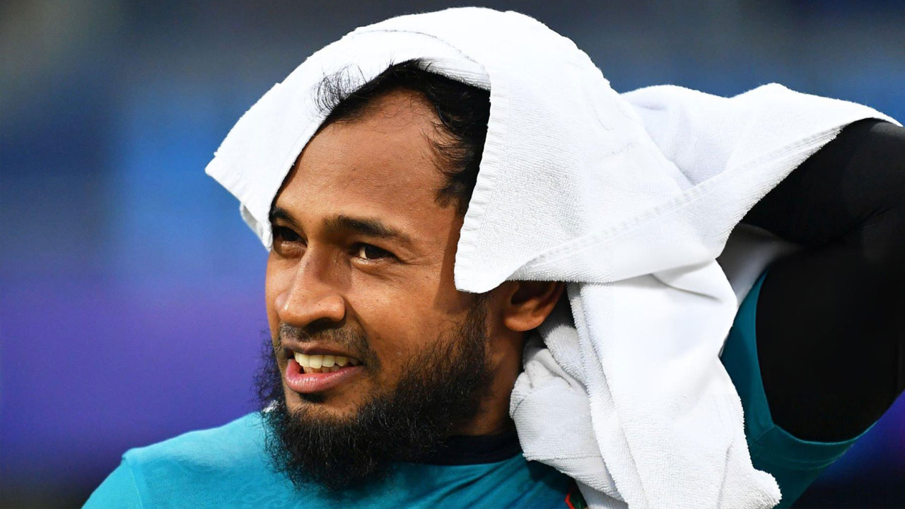 চোট পেয়ে মাঠ ছাড়লেন মুশফিক, ফিরলেন বাবর
