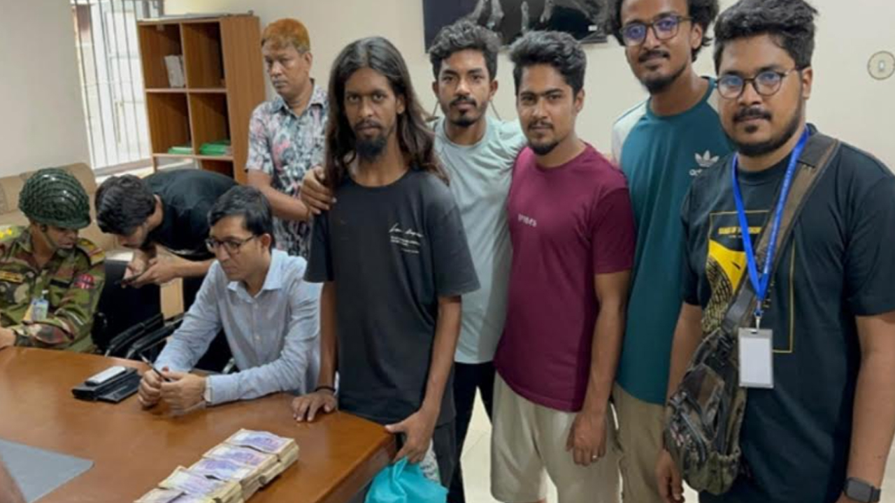 কুড়িয়ে পাওয়া প্রায় ১৮ লাখ টাকা থানায় জমা দিলেন শিক্ষার্থীরা