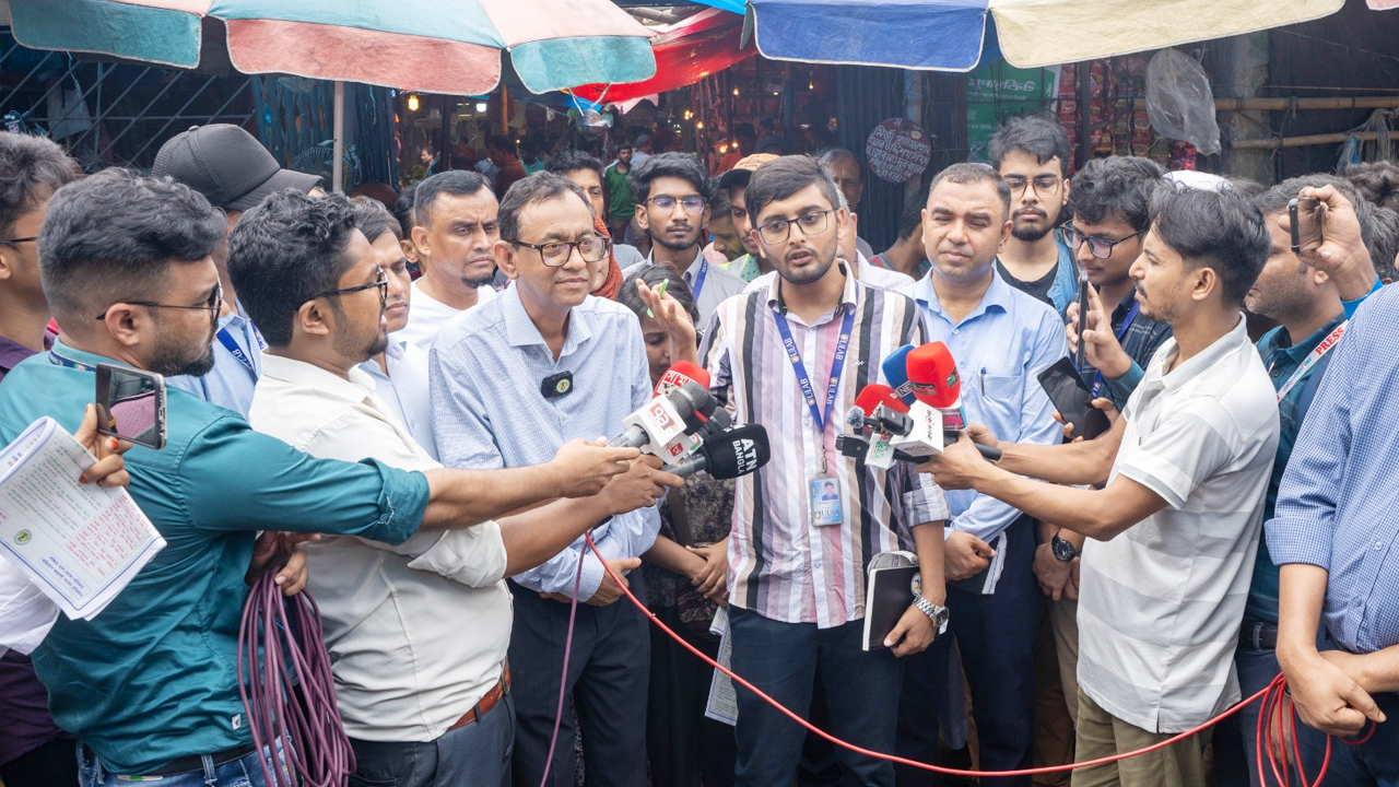 শিক্ষার্থীদের বাজার মনিটরিংকে সাধুবাদ জানালেন ভোক্তা ডিজি