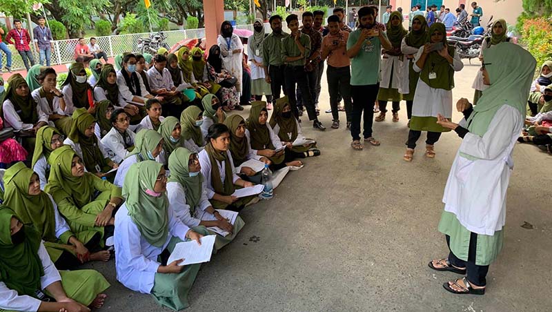 বিভাগীয় কমিশনার কার্যালয়ের সামনে প্রতীকি ক্লাস-পরীক্ষা দিলেন শিক্ষার্থীরা