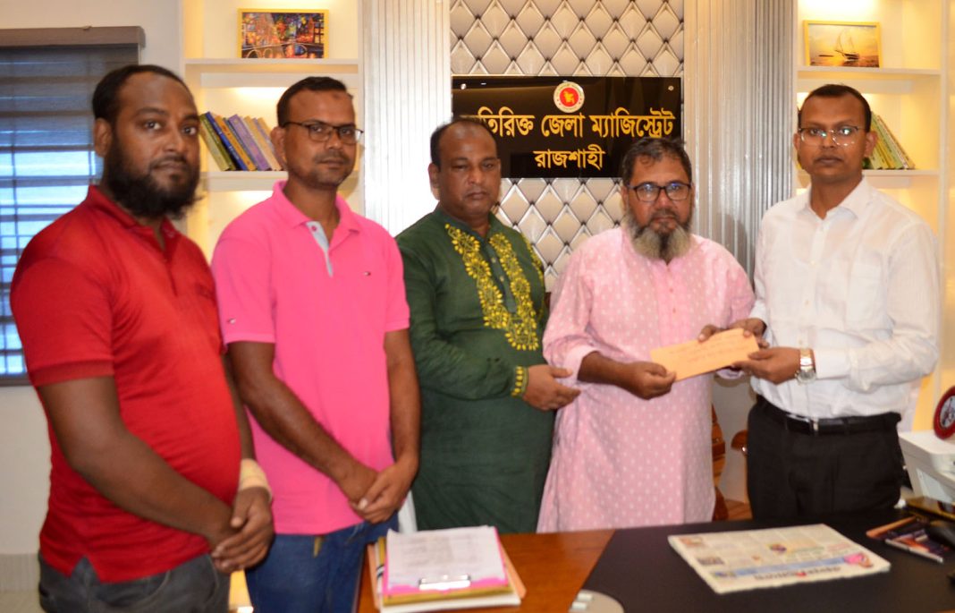 বন্যার্তদের জন্য জেলা প্রশাসকের ত্রাণ তহবিলে বিপিজেএ রাজশাহী শাখার আর্থিক অনুদান প্রদান
