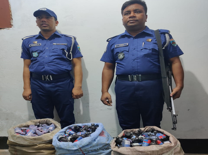 চারঘাটে ৮শ’১০ বোতল ফেন্সিডিল উদ্ধার