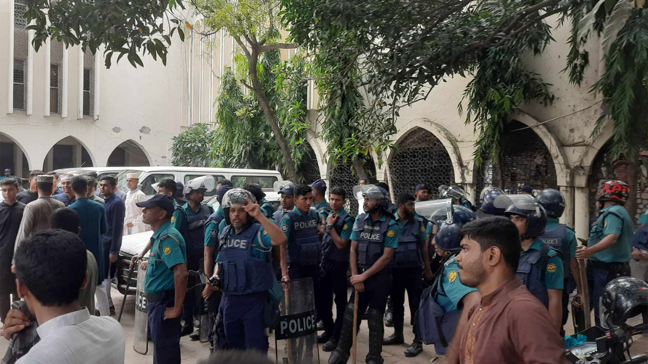 ফিরে এলেন আগের খতিব, নামাজের আগে নাটকীয়তা বায়তুল মোকাররমে