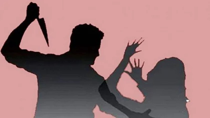 প্রেম প্রস্তাব প্রত্যাখ্যান করায় ছাত্রীকে এলোপাতাড়ি কোপ