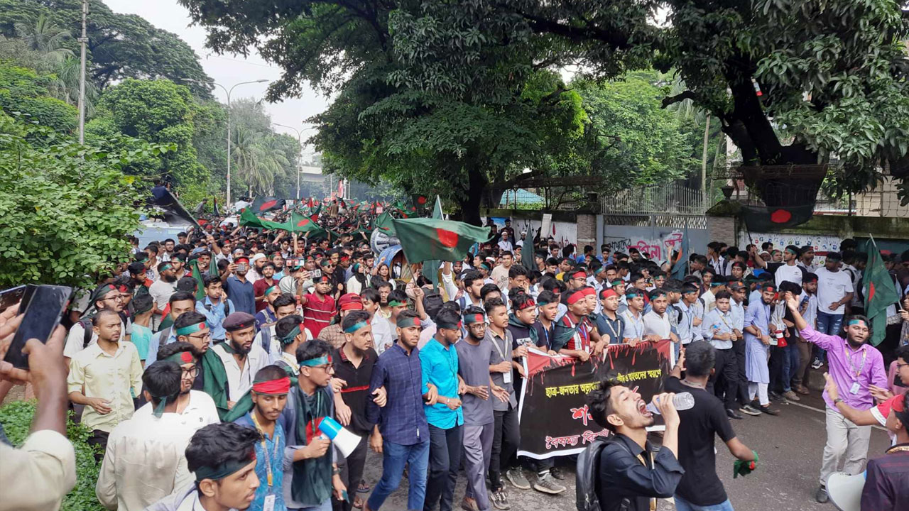 স্বৈরাচার পতনের একমাস পূর্তিতে ছাত্র-জনতার ‘শহীদি মার্চ’ শুরু