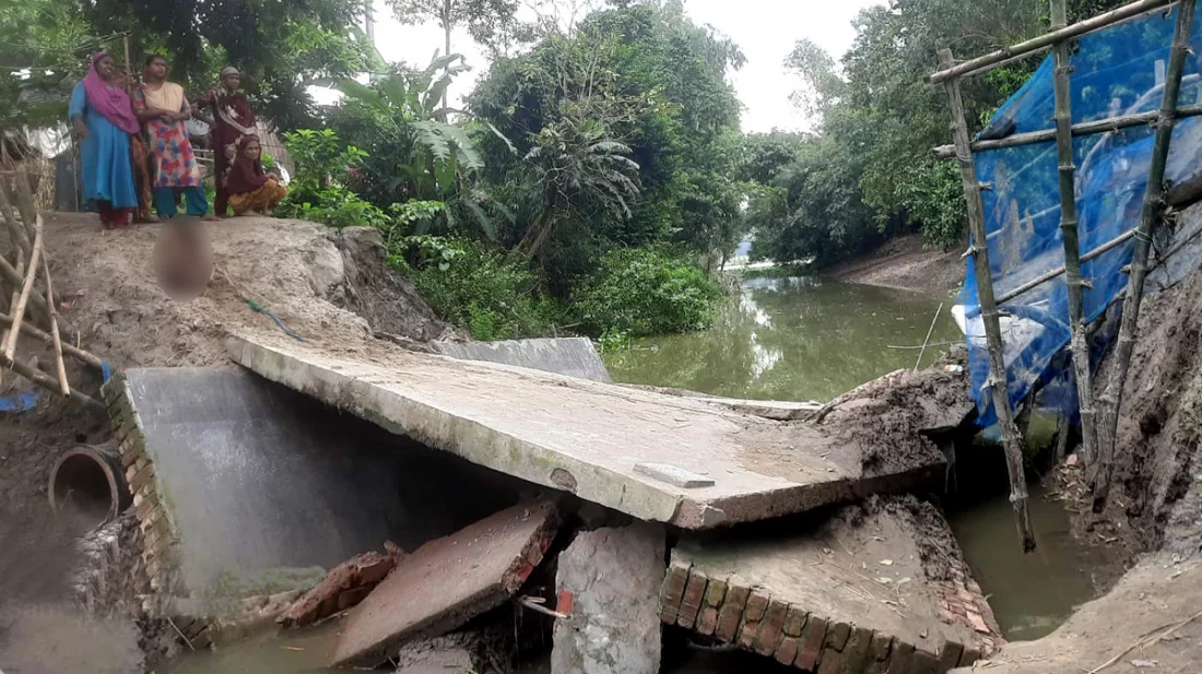 নির্মাণের ৩ মাসেই ধসে পড়েছে ‘উন্নত সামগ্রী’র তৈরি বক্স কালভার্ট