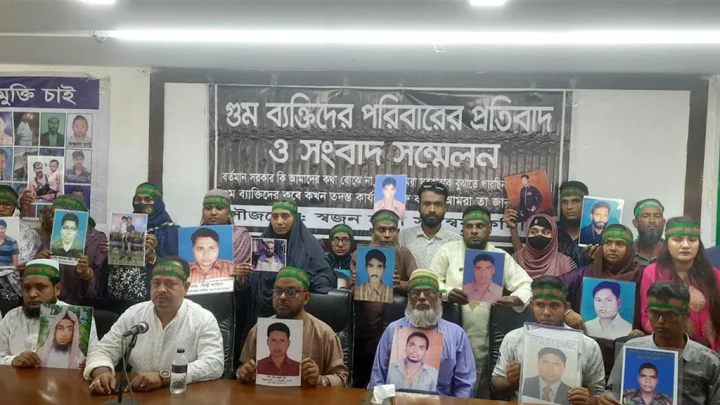 ‘রাস্তায় পাগল দেখলে কাছে গিয়ে দেখি তাঁরা আমাদের বাবা-ভাই কিনা’