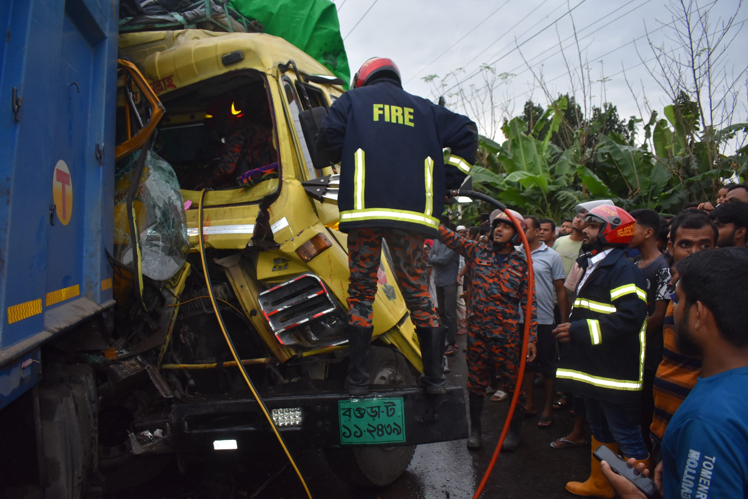 নগরীতে দুটি ট্রাকের মুখোমুখি সংঘর্ষ, আহত ৪