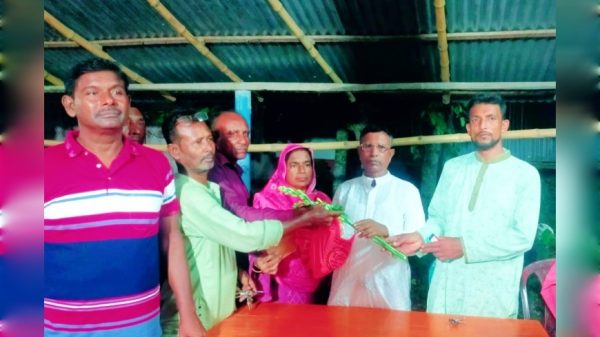 সৌদি প্রবাসী রবি বিশ্বাসের পক্ষ থেকে কলোড়া ইউনিয়নের ২৪ টি পুজা মণ্ডপে আর্থিক অনুদান বিতরণ