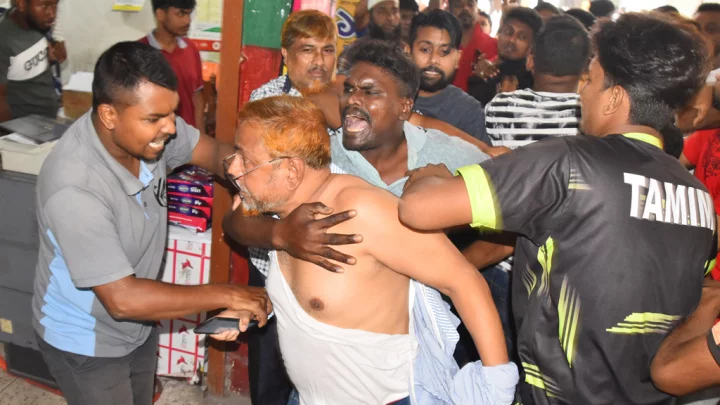 রাজশাহীতে ডিসি অফিসের সামনে সড়ক পরিবহনের ২ গ্রুপের হাতাহাতি