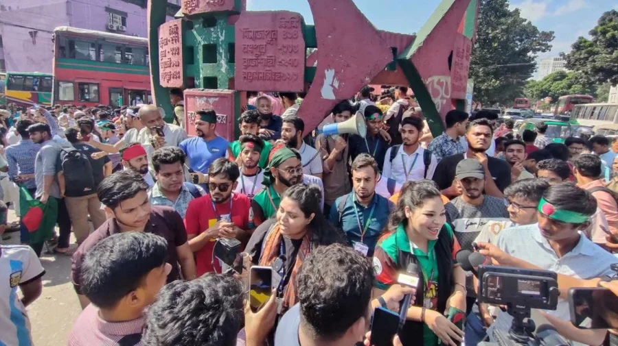 জিরো পয়েন্টে শিক্ষার্থীরা, দিচ্ছেন ফ্যাসিবাদবিরোধী স্লোগান