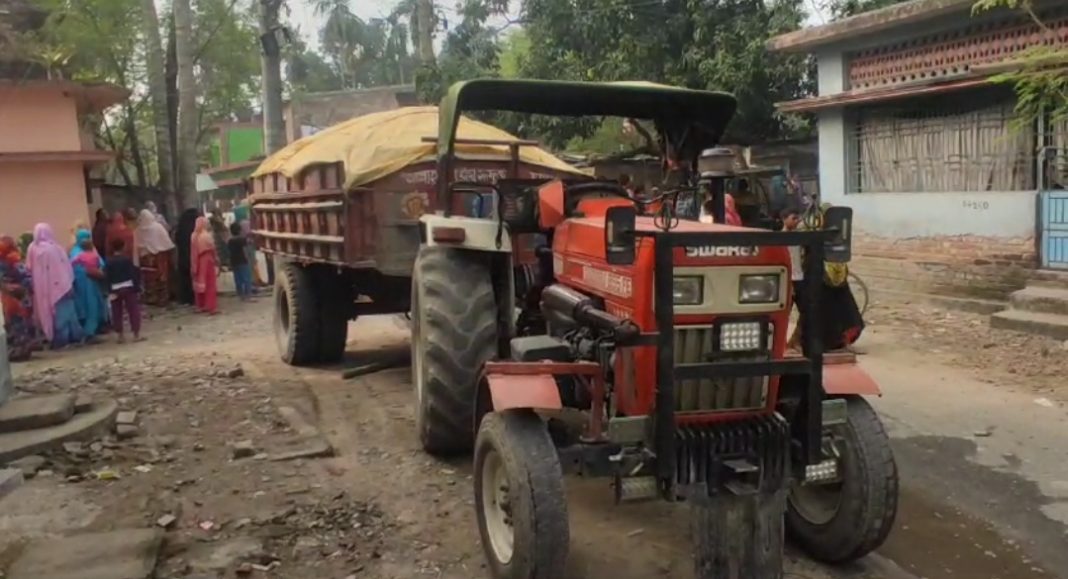 চাঁপাইনবাবগঞ্জে বালু বোঝাই ট্রাক্টরের ধাক্কায় শিশু নিহত