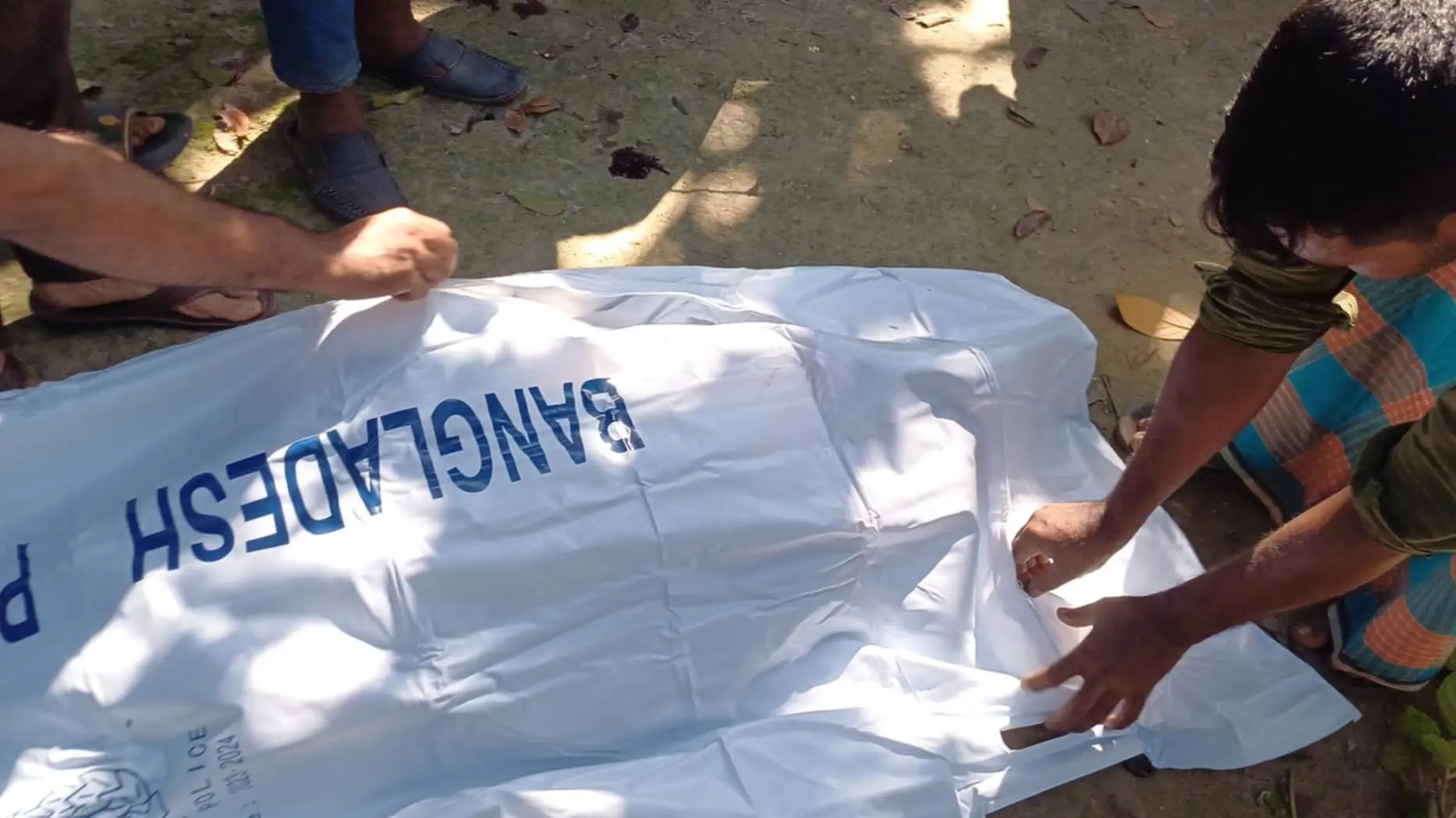 বগুড়ায় নিজ বাড়ির উঠানে পড়ে ছিল বৃদ্ধের গলাকাটা লাশ