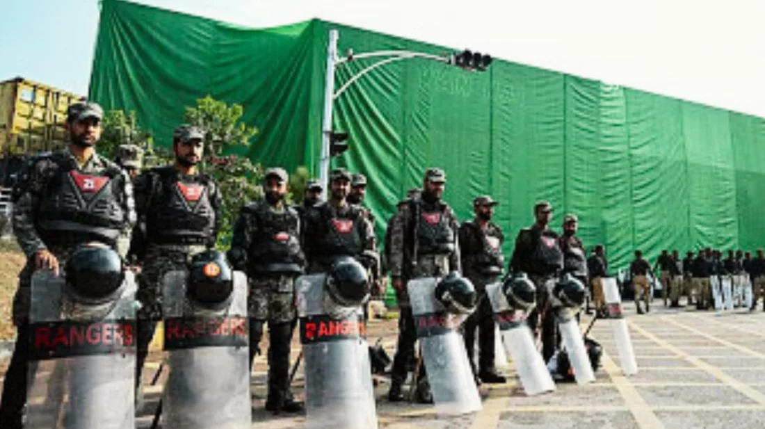 ইসলামাবাদে সেনা মোতায়েন, ‘দেখামাত্র গুলির’ নির্দেশ